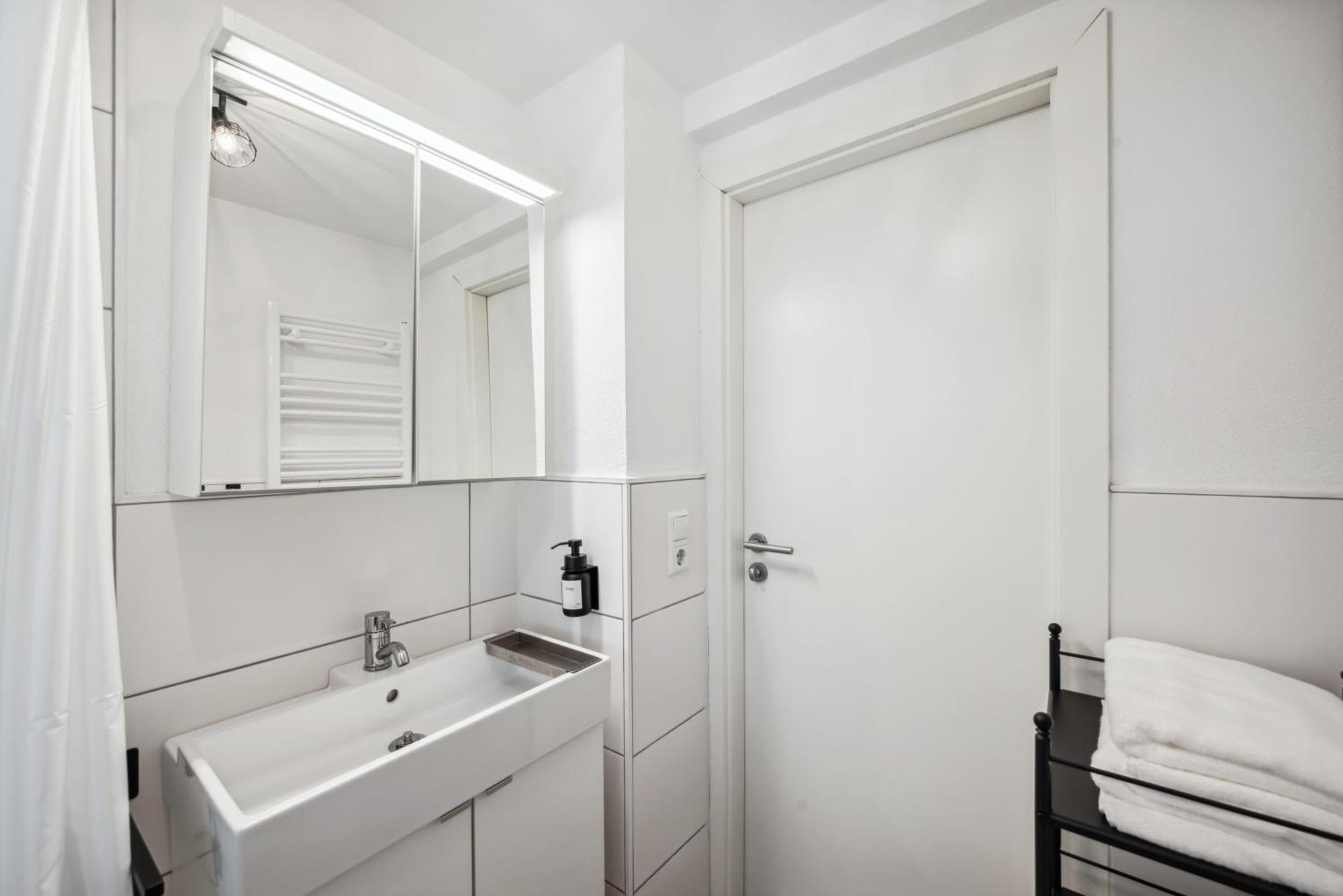 Malu Rooms - Ruhige Lage, Erdgeschoss, Smarttv, Netflix, 24H Checkin, Ludwigsburg Exterior photo
